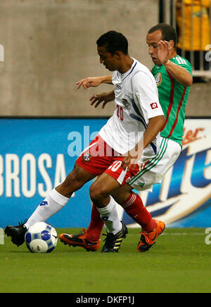 9. Juli 2009 - Houston, Texas, USA - Panama NELSON BARAHONA und Gerardo Torrado Mexiko kämpfen um die Kontrolle über den Ball in der ersten Phase des Spiels des CONCACAF Gold Cup statt im Reliant Stadium, das Spiel endete mit einem 1: 1-Unentschieden. (Kredit-Bild: © Diana Porter/Southcreek Global/ZUMA Press) Stockfoto