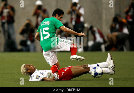 9. Juli 2009 - Houston, Texas, USA - Guadalupe EDDIE VIATOR und Wilbur Sanchez von Nicaragua, um Kontrolle über den Ball in der ersten Phase des Spiels des CONCACAF Gold Cup im Reliant Stadium statt zu kämpfen (Credit-Bild: © Diana Porter/Southcreek Global/ZUMA Press) Stockfoto