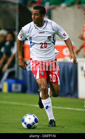 9. Juli 2009 - Houston, Texas, USA - Panama ROLANDO ESCOBAR verschiebt die Kugel nach unten Feld gegen Mexiko in der ersten Phase des Spiels des CONCACAF Gold Cup statt im Reliant Stadium, das Spiel endete mit einem 1: 1-Unentschieden. (Kredit-Bild: © Diana Porter/Southcreek Global/ZUMA Press) Stockfoto