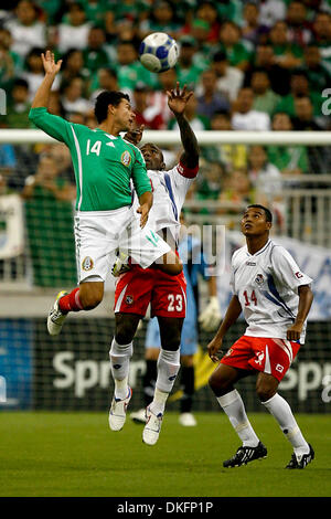 9. Juli 2009 statt - Houston, Texas, USA - Mexiko MIGUEL SABAH und FELIPE BALOY Panama Kampf um die Kontrolle über den Ball in der ersten Phase des Spiels des CONCACAF Gold Cup im Reliant Stadium, das Spiel in einem 1-1-Unentschieden endete. (Kredit-Bild: © Diana Porter/Southcreek Global/ZUMA Press) Stockfoto