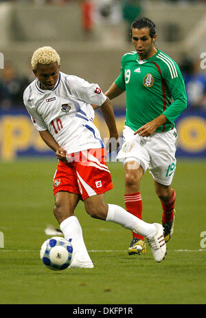 9. Juli 2009 - Houston, Texas, USA - Guadalupe EDDIE VIATOR und WILBUR SANCHEZ von Nicaragua, um Kontrolle über den Ball in der ersten Phase des Spiels des CONCACAF Gold Cup im Reliant Stadium statt zu kämpfen (Credit-Bild: © Diana Porter/Southcreek Global/ZUMA Press) Stockfoto