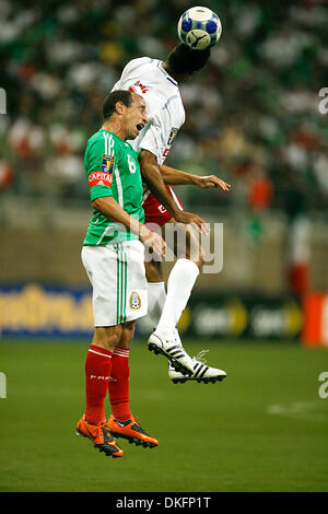 9. Juli 2009 - Houston, Texas, USA - Guadalupe EDDIE VIATOR und WILBUR SANCHEZ von Nicaragua, um Kontrolle über den Ball in der ersten Phase des Spiels des CONCACAF Gold Cup im Reliant Stadium statt zu kämpfen (Credit-Bild: © Diana Porter/Southcreek Global/ZUMA Press) Stockfoto