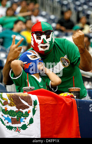 9. Juli 2009 - gebunden, Houston, Texas, USA - Mexiko, Fußball-Fans zeigen, dass ihr stolz auf den CONCACAF Gold Cup im Reliant Stadium Mexiko statt, Panama 1: 1. (Kredit-Bild: © Diana Porter/Southcreek Global/ZUMA Press) Stockfoto