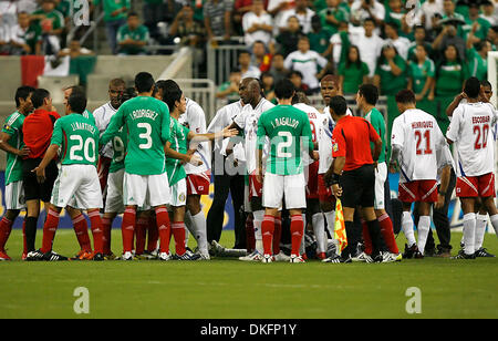 9. Juli 2009 - Houston, Texas, USA - Spannungen hoch laufen als Breakout-Kämpfe auf dem Gebiet zwischen Mexiko und Panama während des CONCACAF Gold Cup statt im Reliant Stadium, das Spiel endete mit einem 1: 1-Unentschieden. (Kredit-Bild: © Diana Porter/Southcreek Global/ZUMA Press) Stockfoto