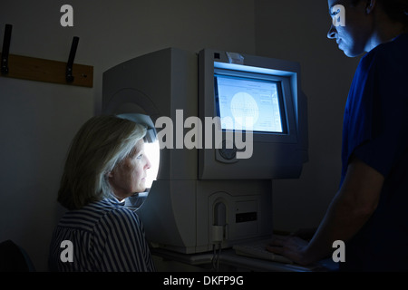 Patientin mit Augenuntersuchung im Krankenhaus Stockfoto