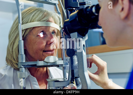 Patientin mit Auge getestet im Krankenhaus Stockfoto