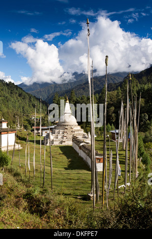 Bhutan, Pele La Pass, Chendebji buddhistische Chorten neben Trongsa Pele La Road Stockfoto