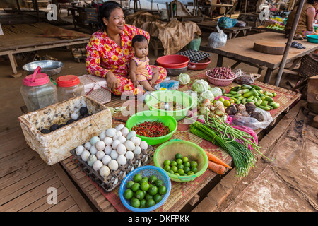 Lokalen Markt im Dorf von Angkor Ban, an den Ufern des Mekong-Flusses, Provinz Battambang, Kambodscha, Südost-Asien Stockfoto