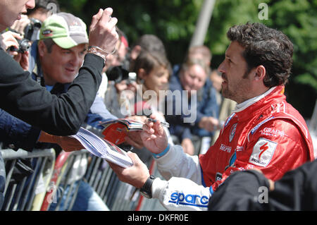 8. Juni 2009 - Le Mans, Frankreich - Ferrari-Pilot und Schauspieler PATRICK DEMPSEY Autogramme während der technischen Abnahme für die 24 Stunden von Le Mans, Dienstag, 9. Juni 2009, in Le Mans, Frankreich. (Kredit-Bild: © Rainier Ehrhardt/ZUMAPRESS.com) Stockfoto