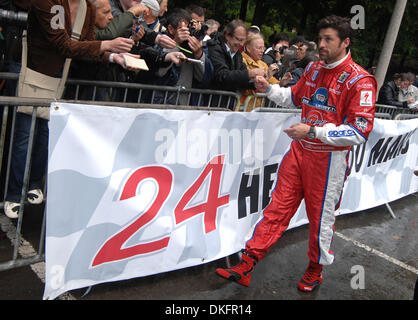 9. Juni 2009 - Le Mans, Frankreich - Ferrari-Pilot und Schauspieler PATRICK DEMPSEY Autogramme während der technischen Abnahme für die 24 Stunden von Le Mans, Dienstag, 9. Juni 2009, in Le Mans, Frankreich. (Kredit-Bild: © Rainier Ehrhardt/ZUMAPRESS.com) Stockfoto