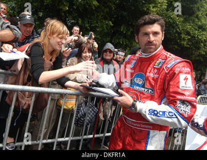 9. Juni 2009 - Le Mans, Frankreich - Ferrari-Pilot und Schauspieler PATRICK DEMPSEY Autogramme während der technischen Abnahme für die 24 Stunden von Le Mans, Dienstag, 9. Juni 2009, in Le Mans, Frankreich. (Kredit-Bild: © Rainier Ehrhardt/ZUMAPRESS.com) Stockfoto