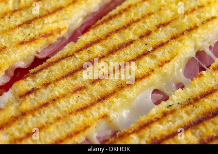 Close-up auf eine lecker aussehende Toast mit Schinken und Schmelzkäse Stockfoto