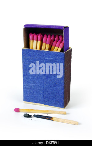 Blaue Streichholzschachtel mit neue Spiele und einen verbrannten Stockfoto