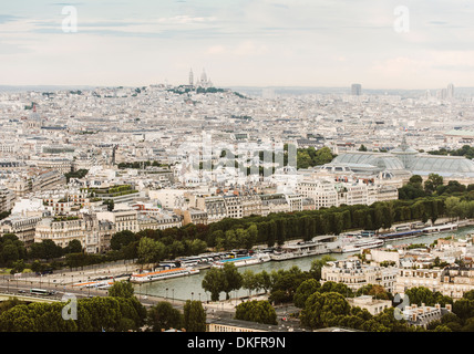 Ansicht von oben der Eiffelturm, Paris, Frankreich in Richtung Monmatre und Sacre Coeur Stockfoto
