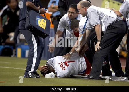 10. Juli 2009 - Houston, Texas, USA - während das Spielfeld durchgeführt ist BLAS PEREZ (#7) von Panama mit einer Flasche von der Tribüne auf ihn geworfen.  Panama und Mexiko 1: 1 im Reliant Stadium gebunden. (Kredit-Bild: © Diana Porter/Southcreek Global/ZUMA Press) Stockfoto