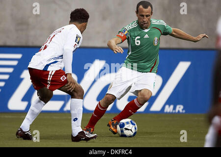 10. Juli 2009 dribbelt - Houston, Texas, USA - GERARDO TORRADO (#6) von Mexiko um FELIPE BALOY (#23) von Panama.  Panama und Mexiko 1: 1 im Reliant Stadium gebunden. (Kredit-Bild: © Diana Porter/Southcreek Global/ZUMA Press) Stockfoto