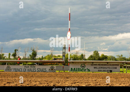 12. Juli 2009 - Fort Erie, Ontario, Kanada - die Ziellinie in Fort Erie Rennstrecke für die 74. Ausführung der Prince Of Wales Stakes an Fort Erie Rennstrecke in Fort Erie, Ontario, Kanada.  (Kredit-Bild: © Frank Jansky/Southcreek Global/ZUMA Press) Stockfoto