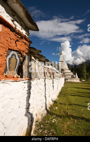 Bhutan, Pele-La-Pass, Chendebji buddhistische Chorten und Mani-Mauer Stockfoto