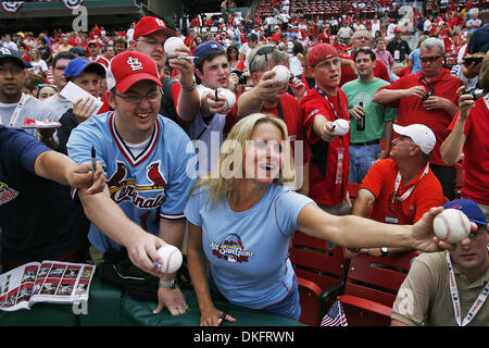 14. Juli 2009 - Line-up St. Louis, Missouri, USA - MLB Baseball - Fans für Autogramme vor Beginn des Dienstages MLB All-Star Game im Busch Stadium in der Innenstadt von St. Louis. (Kredit-Bild: © Laurie Skrivan/St. Louis Post-Dispatch/ZUMA Press) Einschränkungen: * Alton, Belleville, Edwardsville, Moline, Felseninsel (Illinois) Zeitungen und USA Boulevardpresse Rechte heraus * Stockfoto