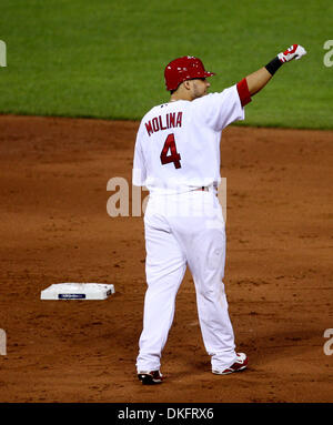 14. Juli 2009 - hebt St. Louis, Missouri, USA - MLB Baseball - YADIER MOLINA seinen Arm, um das Publikum in frühen Dienstag MLB All-Star Game im Busch Stadium in der Innenstadt von St. Louis. (Kredit-Bild: © Robert Cohen/St. Louis Post-Dispatch/ZUMA Press) Einschränkungen: * Alton, Belleville, Edwardsville, Moline, Felseninsel (Illinois) Zeitungen und USA Boulevardpresse Rechte heraus * Stockfoto