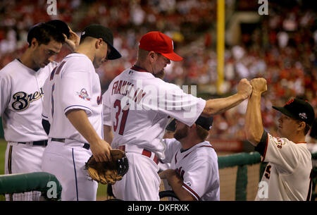 14. Juli 2009 - ist St. Louis, Missouri, USA - MLB Baseball - RYAN FRANKLIN durch seine All-Star-Teamkollegen gratulierte, nachdem er beendet seine pitching während der Major League Baseball All-Star Game im Busch Stadium in St. Louis. (Kredit-Bild: © Chris Lee/St. Louis Post-Dispatch/ZUMA Press) Einschränkungen: * Alton, Belleville, Edwardsville, Moline, Felseninsel (Illinois) Zeitungen und USA T Stockfoto