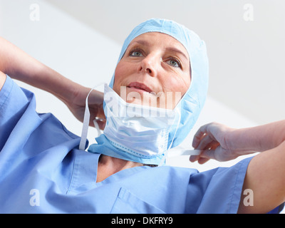 Chirurgen, chirurgische Maske aufsetzen Stockfoto