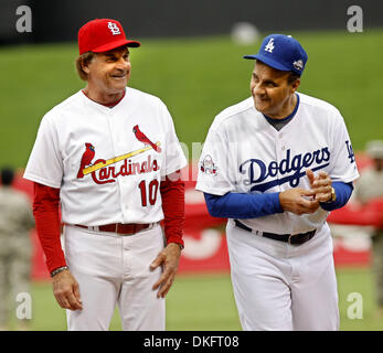 14. Juli 2009 - St. Louis, Missouri, USA - MLB Baseball - TONY LA RUSSA und JOE TORRE während Einführungen für Major League Baseball All-Star Game im Busch Stadium in St. Louis. (Kredit-Bild: © Chris Lee/St. Louis Post-Dispatch/ZUMA Press) Einschränkungen: * Alton, Belleville, Edwardsville, Moline, Felseninsel (Illinois) Zeitungen und USA Boulevardpresse Rechte heraus * Stockfoto