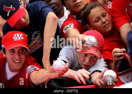 14. Juli 2009 erreichen - St. Louis, Missouri, USA - Fans für Autogramme während Wimper Praxis vor Beginn der Major League Baseball All-Star Game im Busch Stadium in St. Louis. (Kredit-Bild: © Robert Cohen/St. Louis Post-Dispatch/ZUMA Press) Einschränkungen: * Alton, Belleville, Edwardsville, Moline, Felseninsel (Illinois) Zeitungen und USA Boulevardpresse Rechte heraus * Stockfoto