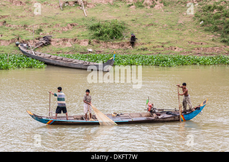 Fischer auf dem Tonle Sap Fluss in Kampong Chhnang, Provinz Kampong Chhnang, Kambodscha, Indochina, Südostasien, Asien Stockfoto