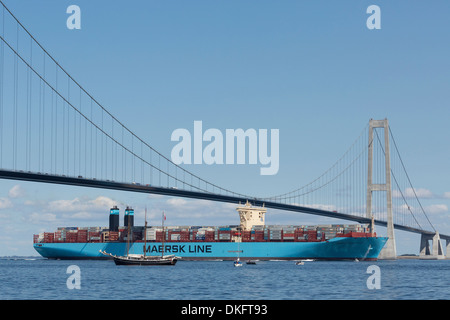 Die ersten zwanzig Triple-E 18.200 TEU Containerschiffe, M/V Mærsk Mc-Kinney Møller, unterquert die große-Belt-Brücke. Stockfoto