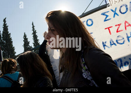 Athen, Griechenland, 5. Dezember 2013. Studenten inszenieren einen Protest außerhalb des Bildungsministeriums, Lehrer Entlassungen zu verurteilen und den Abbau des öffentlichen Bildungswesens. Sie halten Banner, Schlagzeug spielen und schreien Parolen außerhalb des Bildungsministeriums, wie sie viele Mängel in der Ausbildung wegen Budgetkürzungen konfrontiert sind. Bildnachweis: Nikolas Georgiou / Alamy Live News Stockfoto