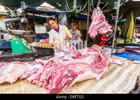 Frisches Schweinefleisch vorbereitet am Wochenmarkt in der Hauptstadt Phnom Penh, Kambodscha, Indochina, Südostasien, Asien Stockfoto