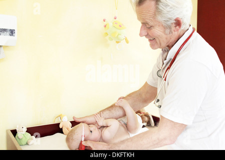 Kinderarzt untersuchen Babymädchen, Messkopf Stockfoto