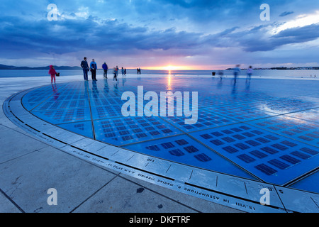 Installation Gruß an die Sonne von Nikola Basic bei Sonnenuntergang, Zadar, Dalmatien, Kroatien, Europa Stockfoto