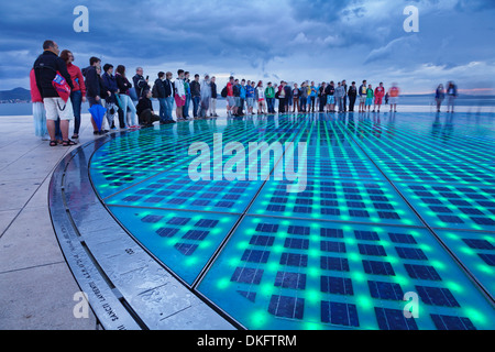 Installation Gruß an die Sonne von Nikola Basic in der Abenddämmerung, Zadar, Dalmatien, Kroatien, Europa Stockfoto