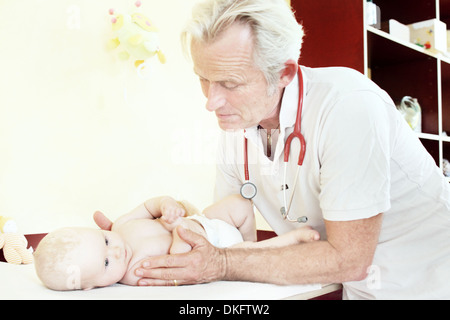 Kinderarzt untersuchen Babymädchen Stockfoto