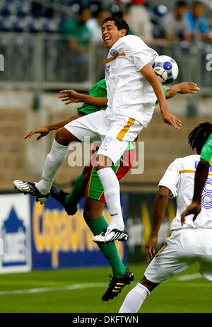 9. Juli 2009 statt - Houston, Texas, USA - STAPHANE AUVRAY Nicaragua Kämpfe um die Kontrolle über den Ball gegen Guadeloupe in der ersten Phase des Spiels des CONCACAF Gold Cup im Reliant Stadium. (Kredit-Bild: © Diana L. Porter/Southcreek Global/ZUMA Press) Stockfoto