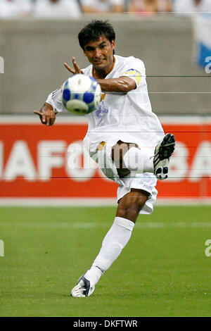 9. Juli 2009 - Houston, Texas, USA - LARRY CLAVIER von Nicaragua verschiebt der Ball in der ersten Phase des Spiels gegen Guadeloupe des CONCACAF Gold Cup downfield im Reliant Stadium statt. Guadalupe gewann das Spiel 2: 0. (Kredit-Bild: © Diana L. Porter/Southcreek Global/ZUMA Press) Stockfoto