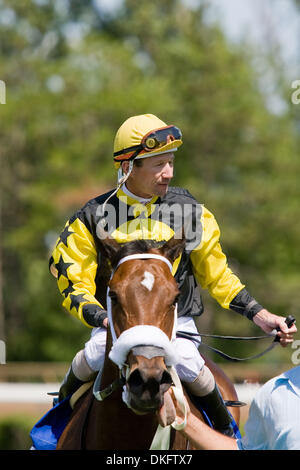 12. Juli 2009 - Fort Erie, Ontario, Kanada - STEWART ELLIOTT an Bord Bent Rechtsanwalt (3) nach den Ablauf der Ernie Samuel Memorial Stakes in Fort Erie Race Track.  Bent Rechtsanwalt lief weg vom Feld um das Rennen zu gewinnen. (Kredit-Bild: © Frank Jansky/Southcreek Global/ZUMA Press) Stockfoto