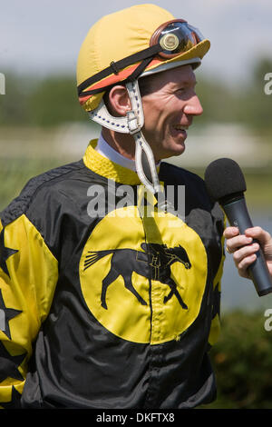 12. Juli 2009 - Fort Erie, Ontario, Kanada - Winning jockey STEWART ELLIOTT nach den Ablauf der Ernie Samuel Memorial Stakes in Fort Erie Race Track.  Bent Rechtsanwalt lief weg vom Feld um das Rennen zu gewinnen. (Kredit-Bild: © Frank Jansky/Southcreek Global/ZUMA Press) Stockfoto