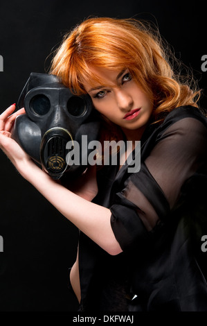 Frau Holding Gasmaske Stockfoto
