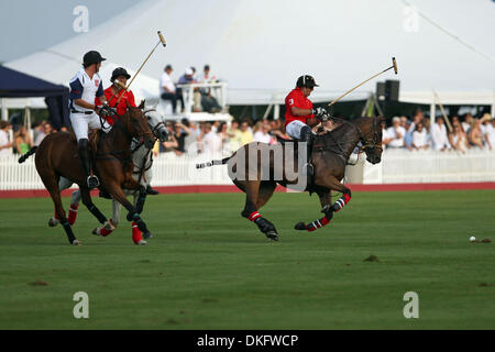 18. Juli 2009 Striche - Wassermühle, New York, USA - NICK ROLDAN zertifiziert für den Ball. Team Cinque Terre 14-10 besiegte Team zertifiziert, im Tag Eröffnung der Mercedes Benz Polo Challenge im Bridghampton Polo Club, Wassermühle, New York (Credit-Bild: © Anthony Gruppuso/Southcreek Global/ZUMA Press) Stockfoto