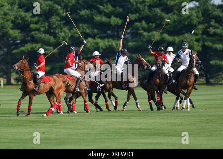 18. Juli 2009 - Wassermühle, New York, USA - Mittelfeld-Aktion. Team Cinque Terre 14-10 besiegte Team zertifiziert, im Tag Eröffnung der Mercedes Benz Polo Challenge im Bridghampton Polo Club, Wassermühle, New York (Credit-Bild: © Anthony Gruppuso/Southcreek Global/ZUMA Press) Stockfoto