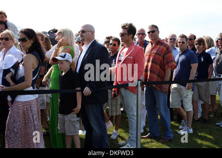 18. Juli 2009 besiegte - Wassermühle, New York, USA - Team Cinque Terre Team zertifiziert 14-10 in dem Eröffnungstag der Fans warten auf betreten.  der Mercedes-Benz Polo Challenge im Bridghampton Polo Club, Wassermühle, New York (Kredit-Bild: © Anthony Gruppuso/Southcreek Global/ZUMA Press) Stockfoto