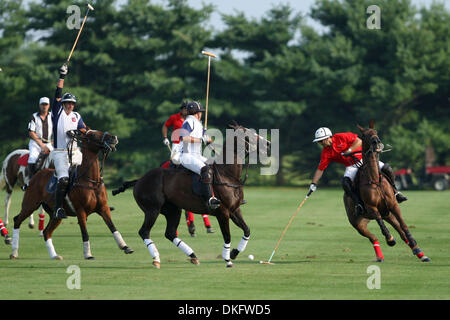 18. Juli 2009 - Wassermühle, New York, USA - eine Mittelfeld Schlacht. Team Cinque Terre 14-10 besiegte Team zertifiziert, im Tag Eröffnung der Mercedes Benz Polo Challenge im Bridghampton Polo Club, Wassermühle, New York (Credit-Bild: © Anthony Gruppuso/Southcreek Global/ZUMA Press) Stockfoto