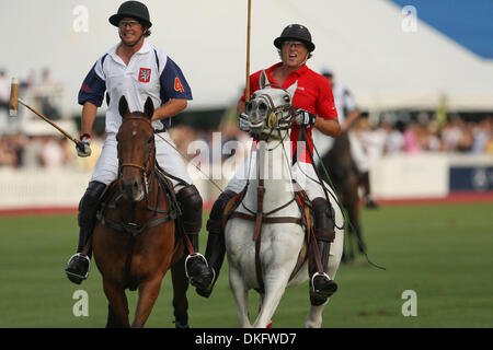 18. Juli 2009 - Wassermühle, New York, USA - Goal-Versuch beobachten. Team Cinque Terre 14-10 besiegte Team zertifiziert, im Tag Eröffnung der Mercedes Benz Polo Challenge im Bridghampton Polo Club, Wassermühle, New York (Credit-Bild: © Anthony Gruppuso/Southcreek Global/ZUMA Press) Stockfoto