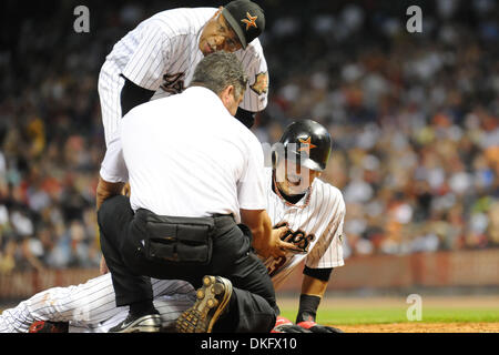 21. Juli 2009 - Houston, Texas, USA - Baseball MLB: Houston Infielder KAZUO MATSUI Team Ärzte gesehen wird, nachdem er während einer Nationalliga Matchup zwischen den St. Louis Cardinals und Houston Astro durch ein Foul Ball getroffen.  Houston gewann das Spiel 11-6. (Kredit-Bild: © Stacy Revere/Southcreek Global/ZUMA Press) Stockfoto