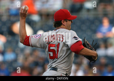 22. Juli 2009 - Kansas City, Missouri, USA - Los Angeles Angels ab Krug JOE SAUNDERS liefert einen Pitch gegen die Kansas City Royals. Die Los Angeles Angels besiegten die Kansas City Royals 9-6 im Kauffman Stadium in Kansas City, Missouri (Credit-Bild: © Tyson Hofsommer/Southcreek Global/ZUMA Press) Stockfoto