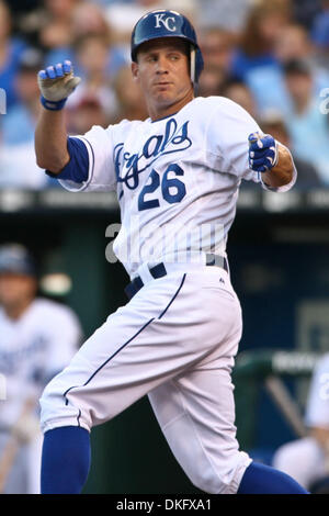 22. Juli 2009 - Kansas City, Missouri, USA - Kansas City Royals-Ersatz, wie RYAN FREEL schaut zurück auf seinen Schläger, die er verloren Griff der im 2. Inning. Die Los Angeles Angels besiegten die Kansas City Royals 9-6 im Kauffman Stadium in Kansas City, Missouri (Credit-Bild: © Tyson Hofsommer/Southcreek Global/ZUMA Press) Stockfoto