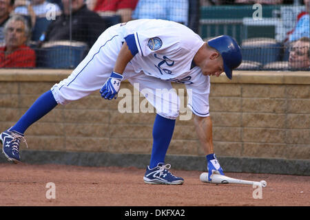 22. Juli 2009 - Kansas City, Missouri, USA - Kansas City Royals Substitution RYAN FREEL ruft seinen Schläger nach Griff es im 2. Inning zu verlieren. Die Los Angeles Angels besiegten die Kansas City Royals 9-6 im Kauffman Stadium in Kansas City, Missouri (Credit-Bild: © Tyson Hofsommer/Southcreek Global/ZUMA Press) Stockfoto